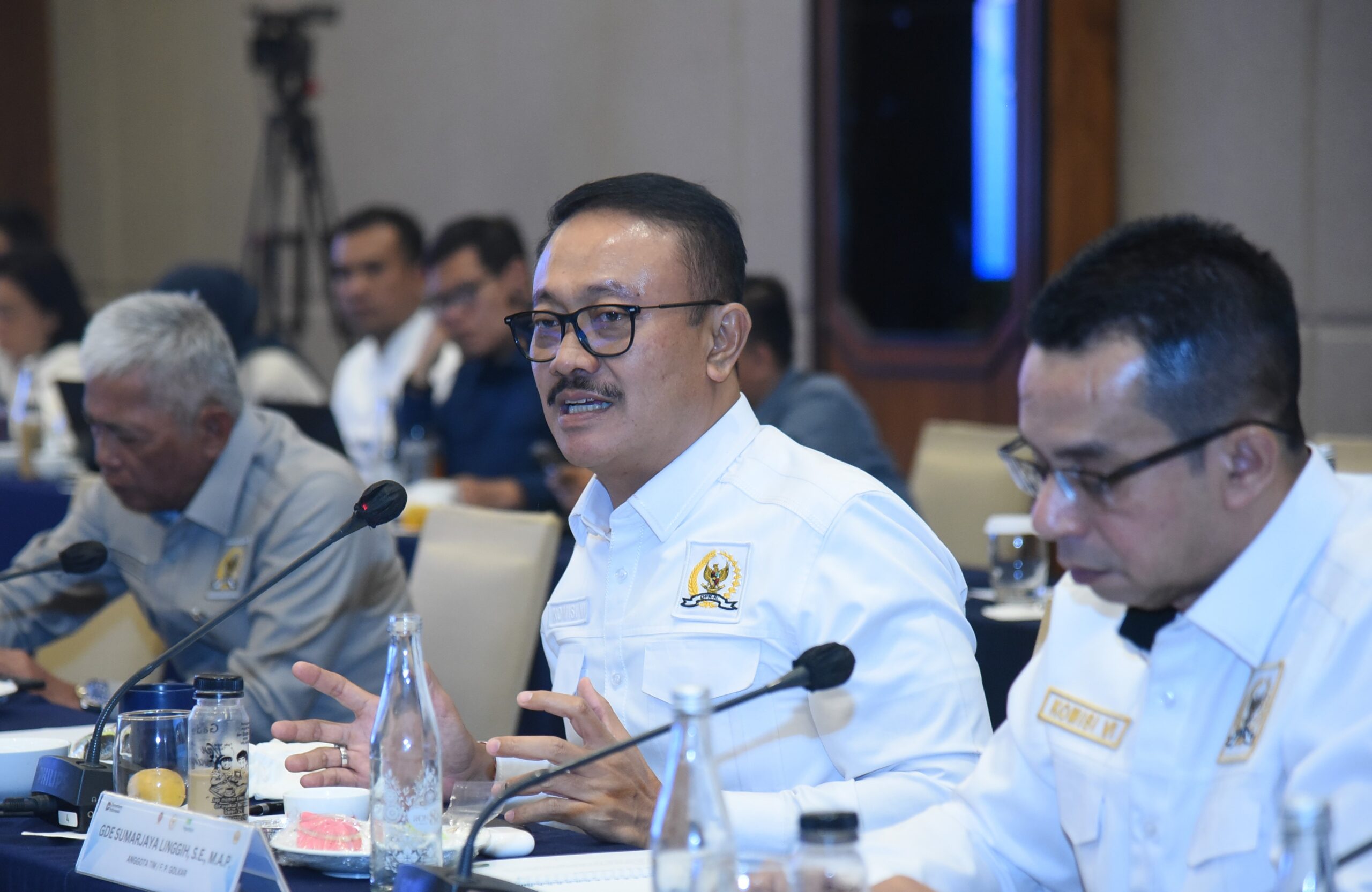 Anggota Komisi VI DPR RI Gde Sumarjaya Linggih saat pertemuan dengan akademisi Universitas Padjadjaran, PT Pegadaian (Persero), serta jajaran KPPU Jawa Barat di Bandung, Rabu (26/11/2025). Foto : Afr/Andri