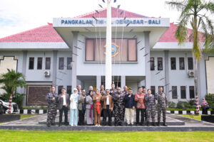 Foto bersama Tim kunjungan kerja spesifik Komisi I DPR RI di Pangkalan TNI Angkatan Laut Denpasar, Jumat (5/12/2025). Foto: Aisyah/vel.