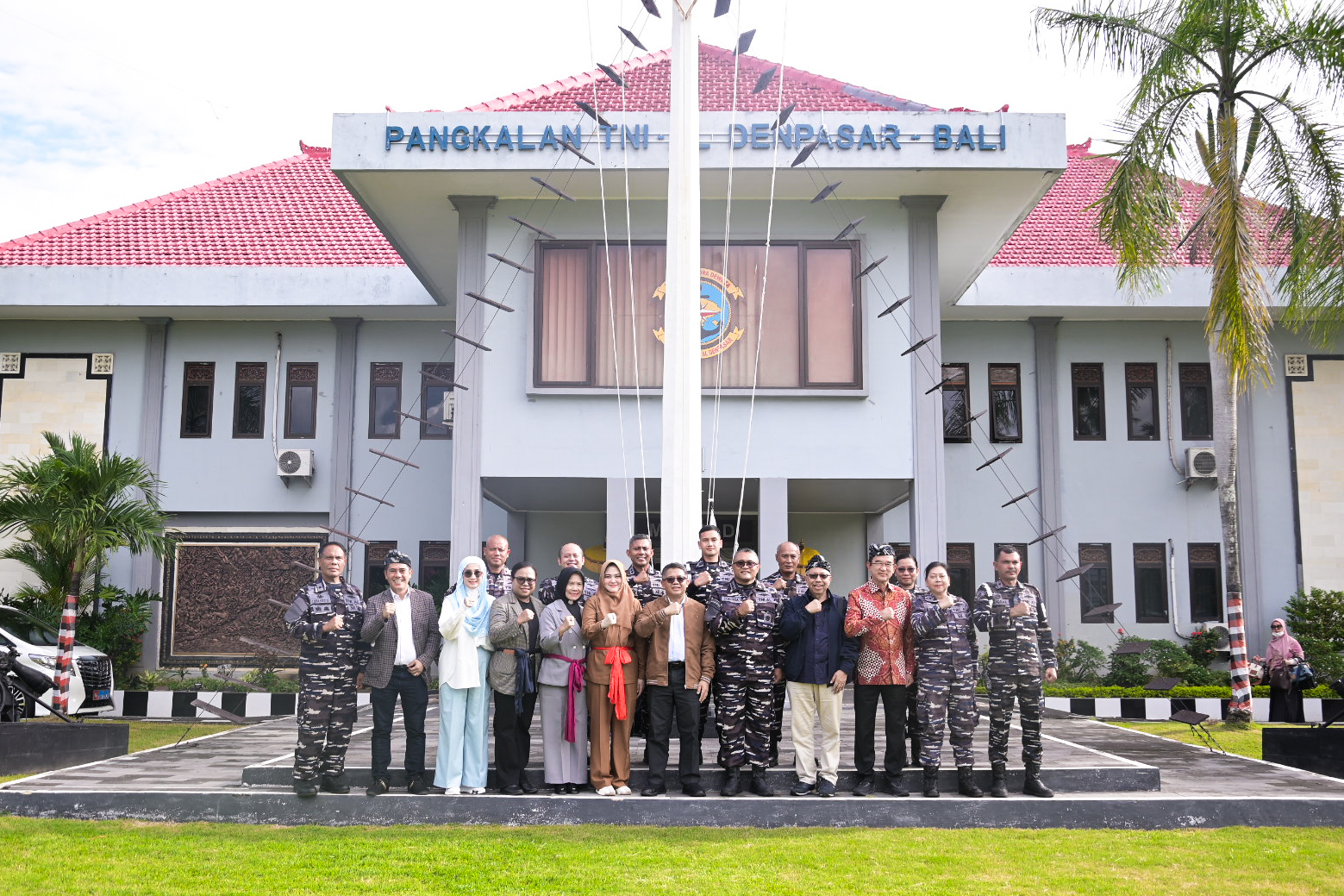 Foto bersama Tim kunjungan kerja spesifik Komisi I DPR RI di Pangkalan TNI Angkatan Laut Denpasar, Jumat (5/12/2025). Foto: Aisyah/vel.