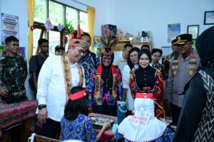 Wakil Ketua DPR RI Adies Kadir saat kunjungan ke SDN 3 Selat Hilir, Kabupaten Kuala Kapuas, Kalimantan Tengah, Kamis (18/12/2025). Foto : Azka/Andri.
