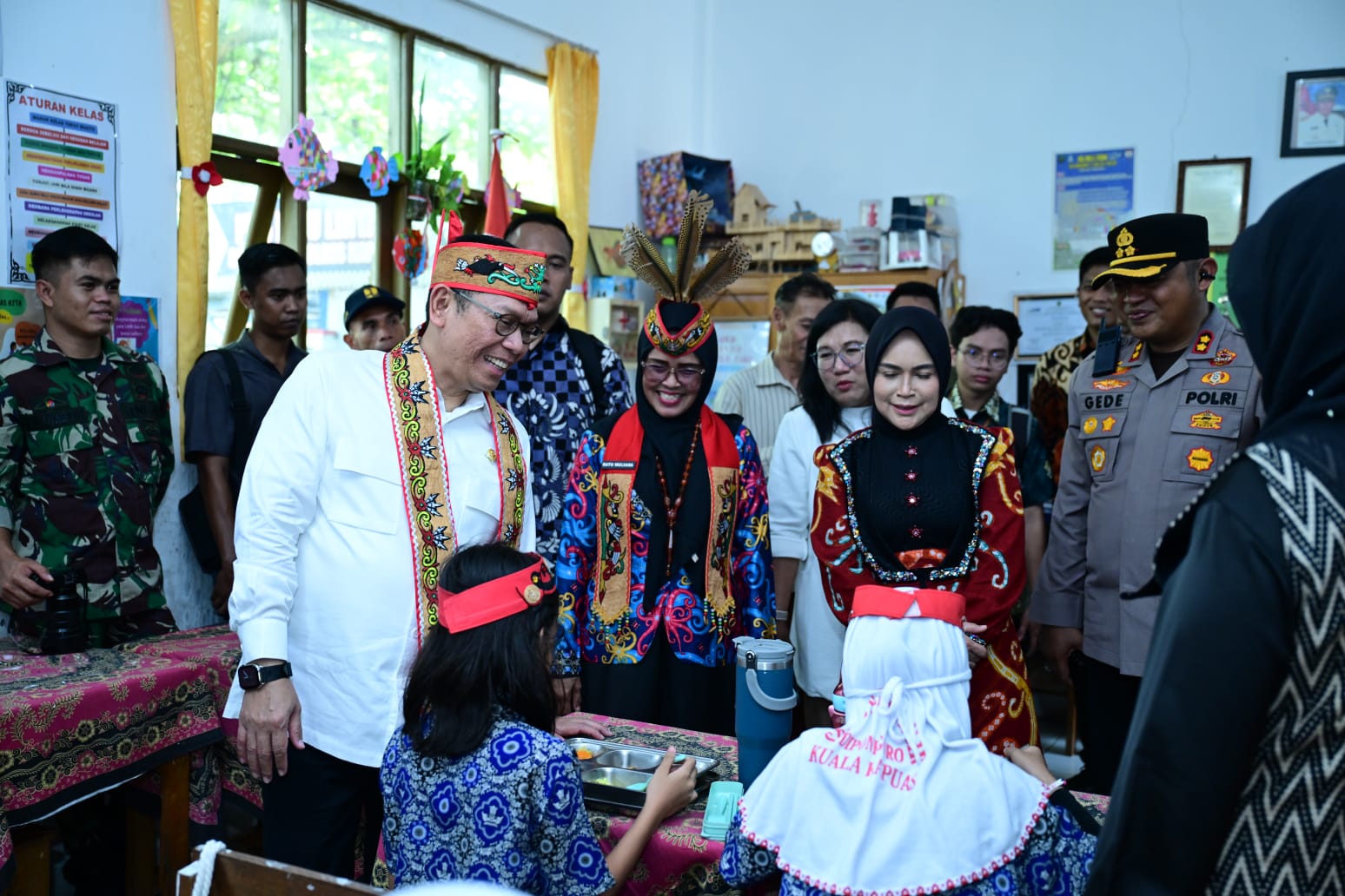 Wakil Ketua DPR RI Adies Kadir saat kunjungan ke SDN 3 Selat Hilir, Kabupaten Kuala Kapuas, Kalimantan Tengah, Kamis (18/12/2025). Foto : Azka/Andri.