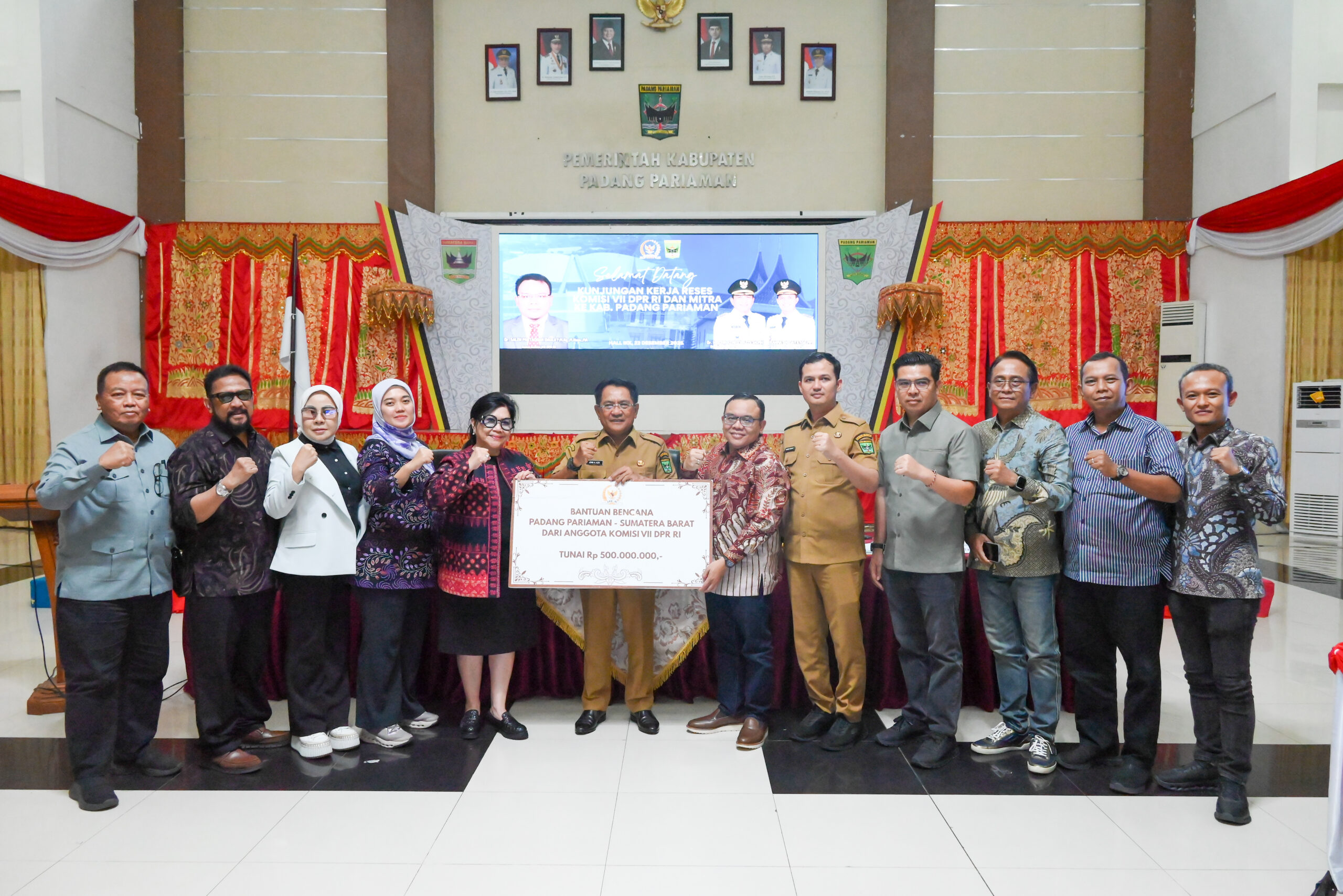 Anggota Komisi VII DPR RI Bane Raja Manalu dalam Kunjungan Kerja Reses Komisi VII di Padang Pariaman, Sumatera Barat, Senin, (22/12/2025). Foto : Ndy/Andri.