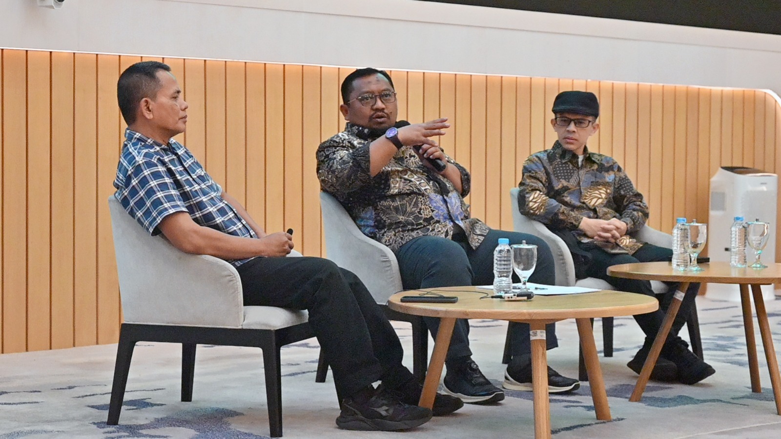 Anggota DPR RI Yanuar Arif Wibowo dalam Diskusi Refleksi Akhir Tahun 2025 yang digelar Biro Pemberitaan Parlemen DPR RI bersama KWP di Gedung Nusantara I, DPR RI, Senayan, Jakarta, Senin (2/12/2025). Foto : Karisma/Andri.
