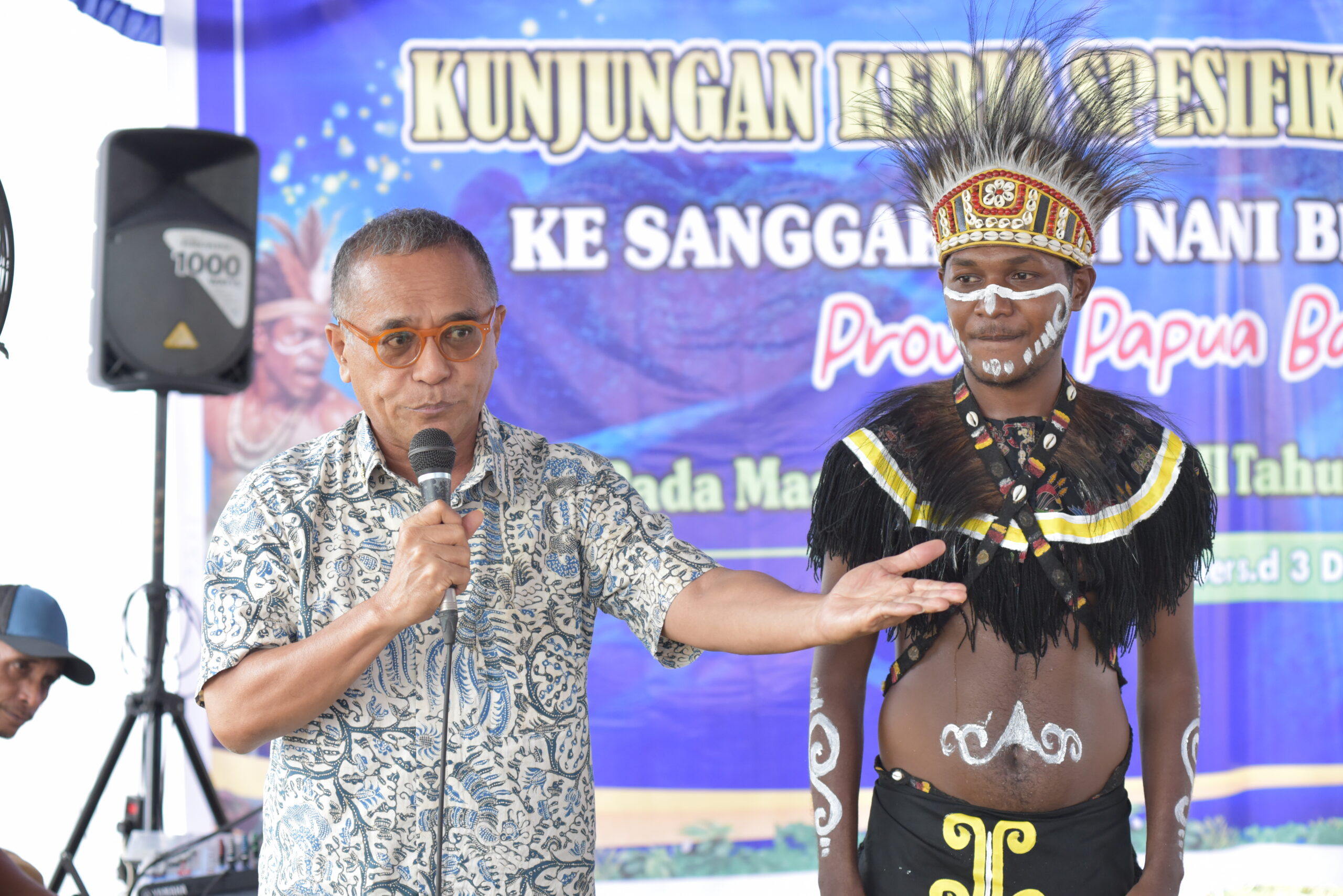 Anggota Komisi VII DPR RI, Samuel JD Wattimena, saat mengikuti kunjungan kerja spesifik ke Sanggar Seni Nini Bili, Kota Sorong, Papua Barat Daya. Foto: Singgih/vel.