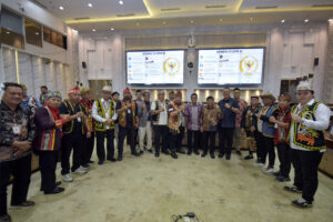 Ketua Komisi XI DPR RI, Mukhamad Misbakhun foto bersama usai memimpin RDPU Komisi XI DPR RI dengan Forum Aksi Rakyat Kalimantan Timur (Fraksi Kaltim) dan DPRD Kota Malang di Ruang Rapat Komisi XI, Gedung Nusantara I DPR RI, Senayan, Jakarta, Kamis (4/12/2025). Foto : Kresno/Han.