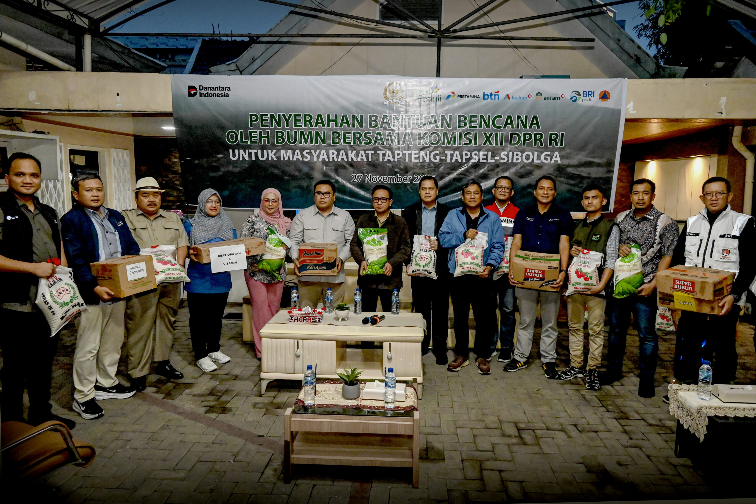 Wakil Ketua Komisi XII DPR RI, Bambang Haryadi, bersama tim serta mitra kerja memberikan bantuan untuk wilayah terdampak banjir di Kota Medan, Sumatera Utara, Kamis (27/11/2025). Foto: Mario/vel.