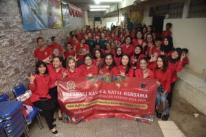 Foto bersama Para Anggota Persaudaraan Istri Anggota (PIA) Fraksi PDI-Perjuangan saat menggelar Bakti Sosial Natal PIA PDI Perjuangan di Panti Rumah Roti Adeline, Kota Bekasi, Provinsi Jawa Barat, Selasa (9/12/2025). Foto: Anju/vel.