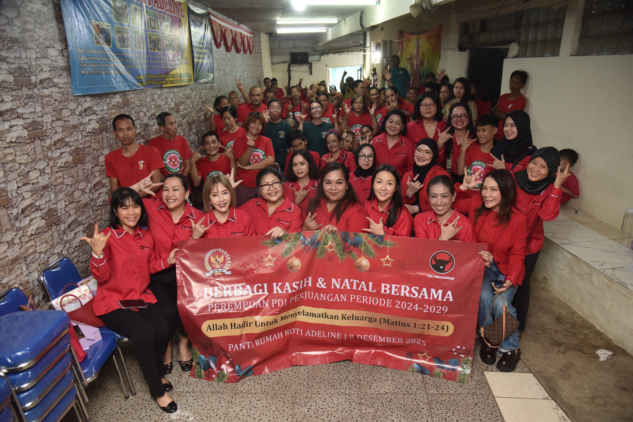 Foto bersama Para Anggota Persaudaraan Istri Anggota (PIA) Fraksi PDI-Perjuangan saat menggelar Bakti Sosial Natal PIA PDI Perjuangan di Panti Rumah Roti Adeline, Kota Bekasi, Provinsi Jawa Barat, Selasa (9/12/2025). Foto: Anju/vel.