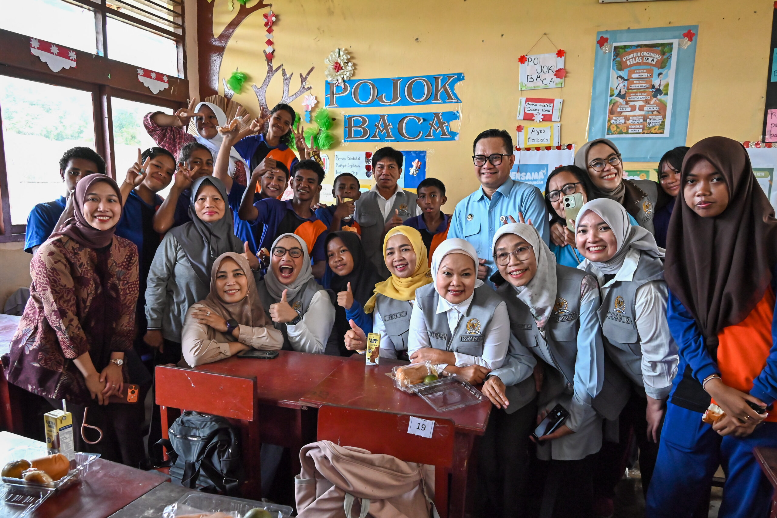 Wakil Ketua Komisi IX DPR Nihayatul Wafiroh bersama tim saat meninjau langsung pelaksanaan MBG di SMP Negeri 2 Kota Sorong dan SD Negeri 24 Kota Sorong, Papua Barat Daya, Rabu (10/12/2025). Foto: Rizki/vel.