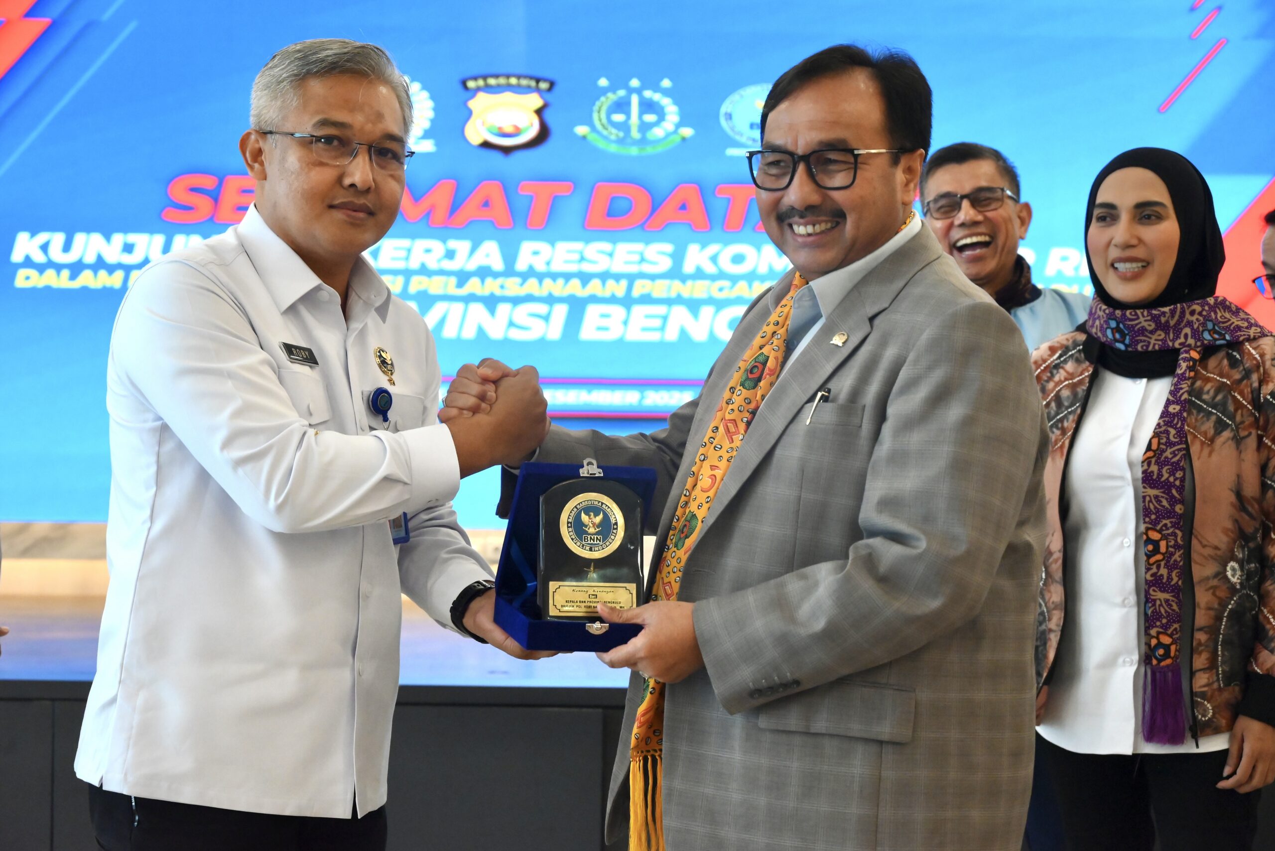 Anggota Komisi III DPR RI Benny Utama saat bertukar cenderamata usai pertemuan di Mapolda Bengkulu, Kamis (11/12/2025). Foto: Puntho/vel.