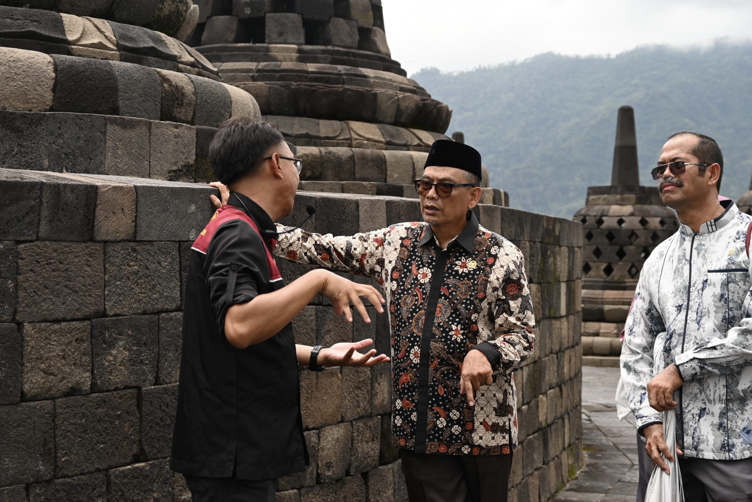 Anggota Komisi X DPR RI, Abdul Fikri Faqih saat mengikuti kunjungan kerja spesifik Komisi X DPR RI ke Candi Borobudur, Magelang, Jawa Tengah, Kamis (27/11/2025). Foto : Ysm/Andri