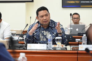 Anggota Komisi VII DPR RI Ilham Permana saat mengikuti kunjungan kerja ke PT Pindad, Bandung, Jawa Barat, Kamis (4/12/2025). Foto: Galuh/vel.