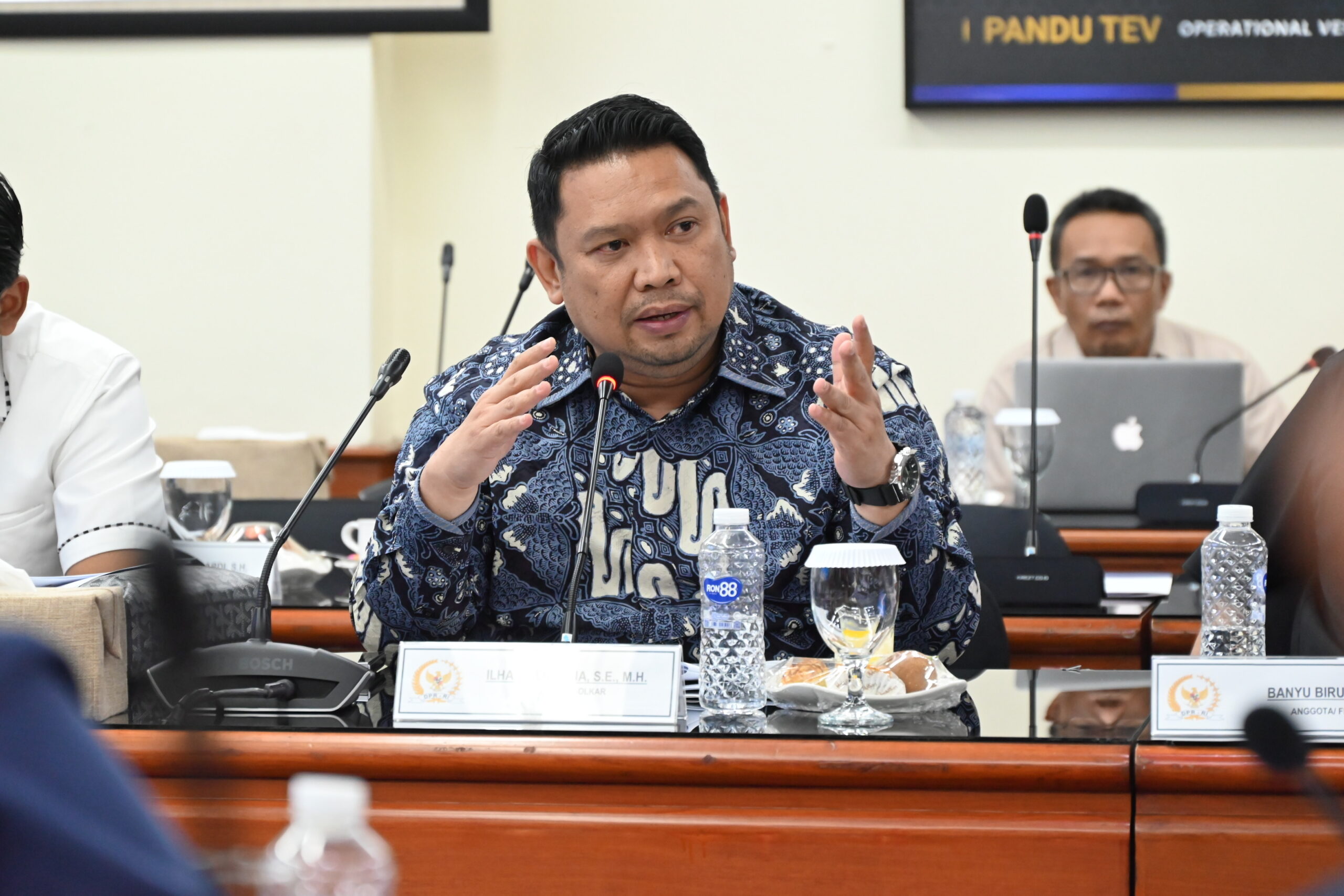 Anggota Komisi VII DPR RI Ilham Permana saat mengikuti kunjungan kerja ke PT Pindad, Bandung, Jawa Barat, Kamis (4/12/2025). Foto: Galuh/vel.