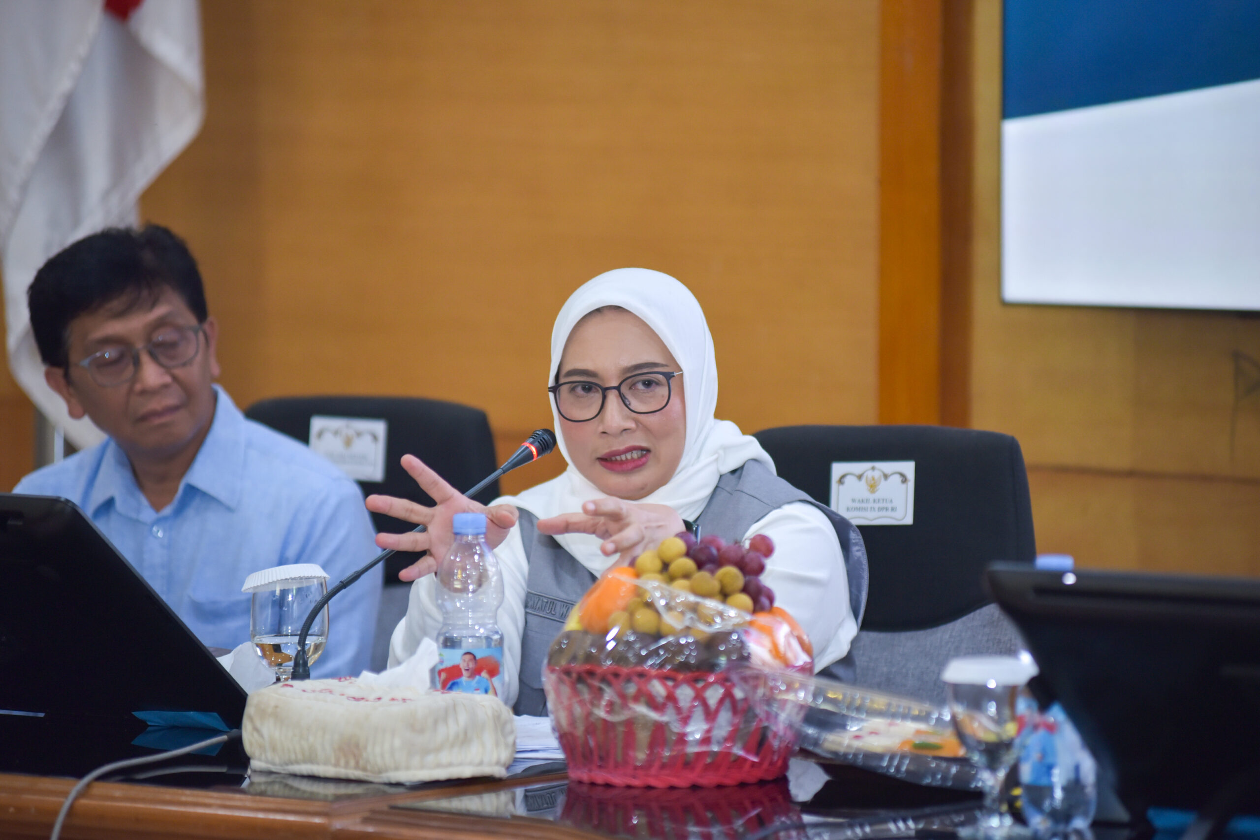 Wakil Ketua Komisi IX DPR RI, Nihayatul Wafiroh saat memimpin Rapat Dengar Pendapat (RDP) Komisi IX dengan jajaran Pemerintah Kabupaten Cirebon di Kantor Bupati Cirebon, Senin (1/12/2025). Foto: Eno/vel.