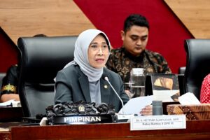 Ketua Komisi X DPR RI, Hetifah Sjaifudian, saat Rapat Kerja Komisi X dengan Mendikdasmen RI dan jajaran, Selasa (8/12/2025). Foto: Arifman/vel.