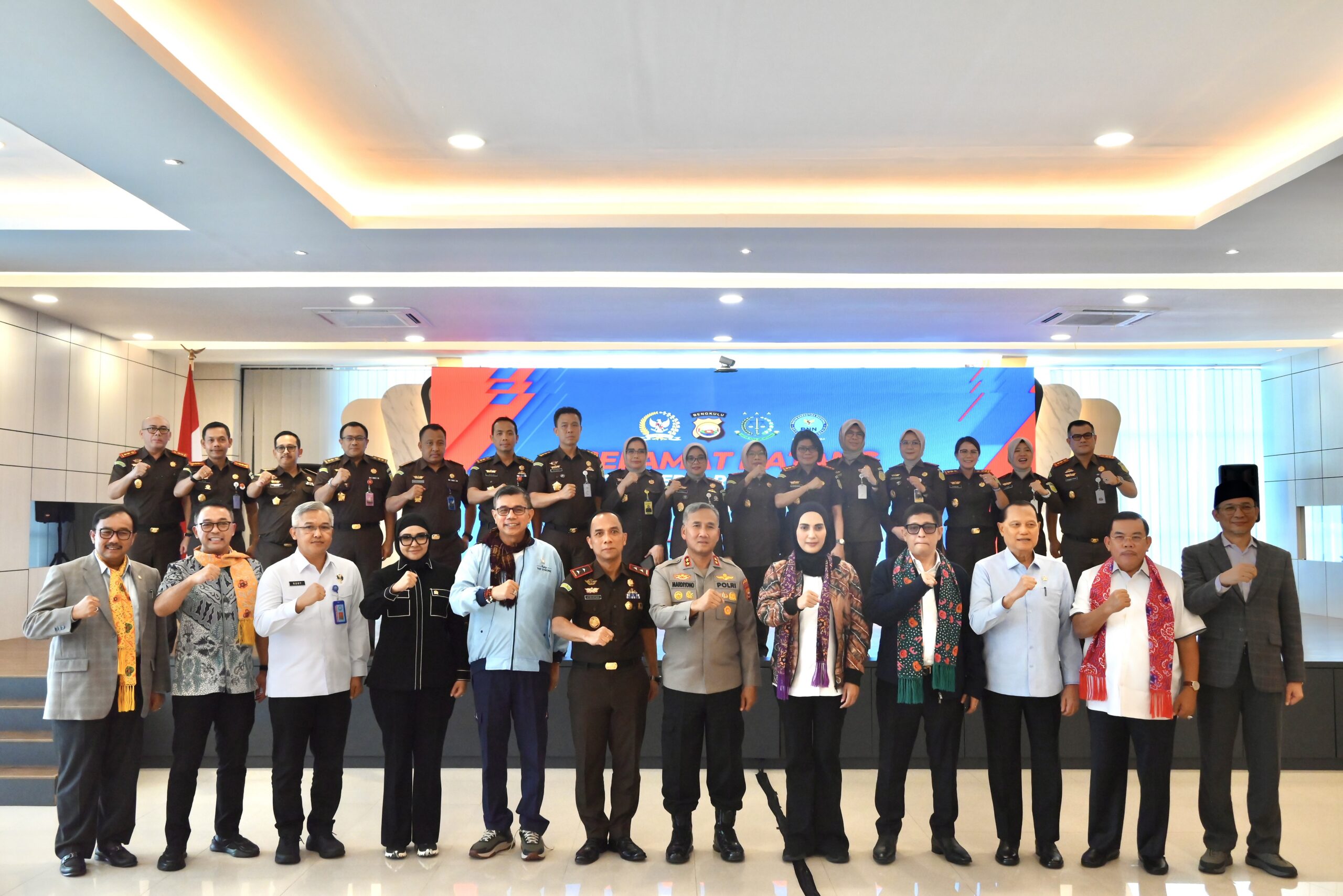 Wakil Ketua Komisi III DPR RI Sari Yuliati bersama tim berfoto bersama usai pertemuan di Mapolda Bengkulu, Kamis (11/12/2025). Foto: Puntho/vel.