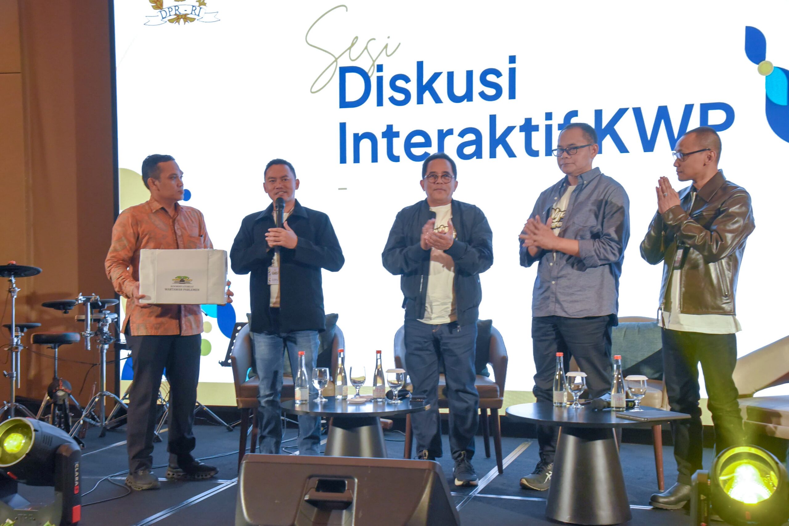 Sekretaris Jenderal DPR RI Indra Iskandar saat melakukan penggalangan dana bagi korban bencana banjir yang melanda tiga provinsi di Sumatera dalam kegiatan Refleksi Akhir Tahun bertajuk “Diskusi Interaktif KWP” di Bandung, Jawa Barat, Kamis (4/12/2025).