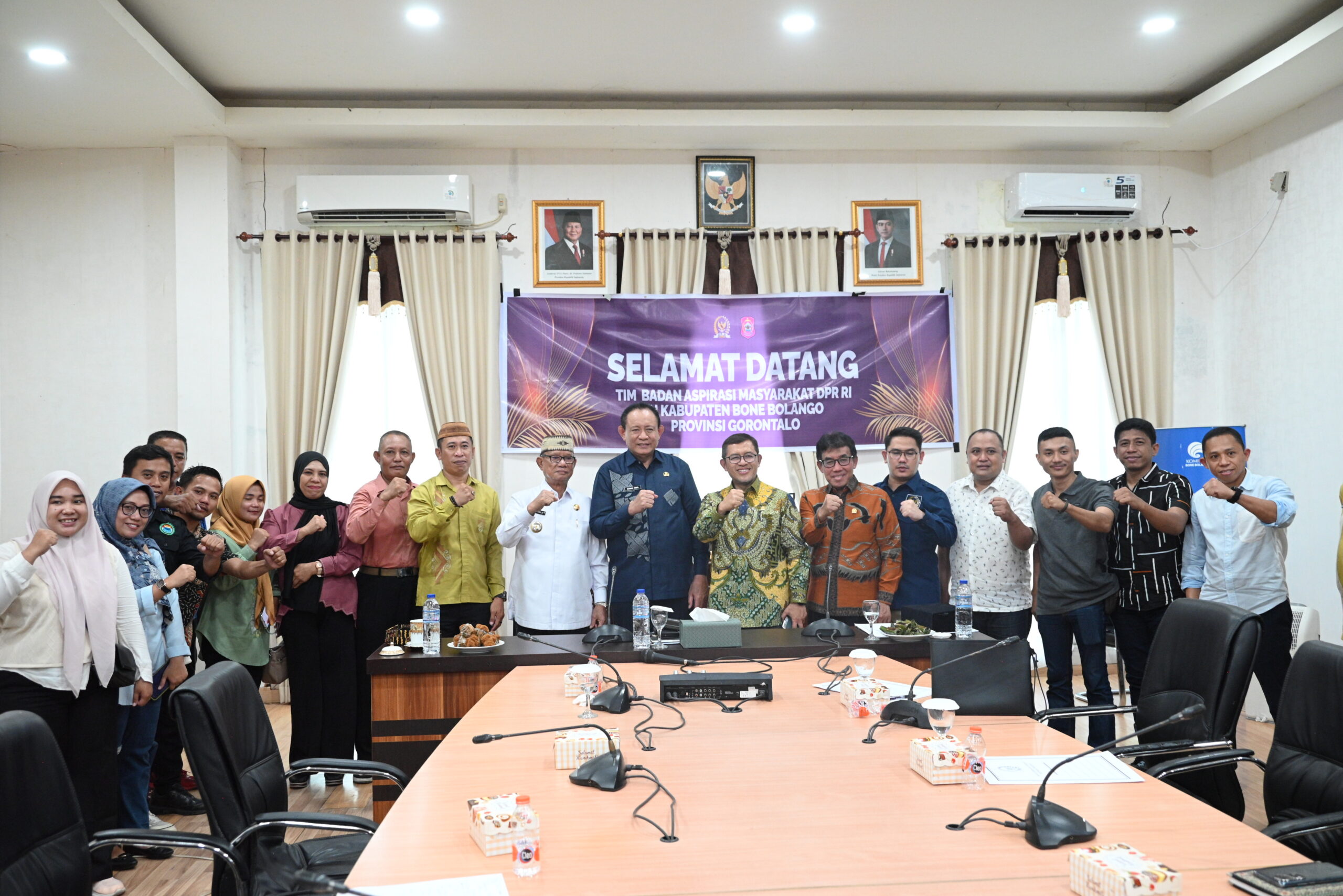 Ketua BAM DPR RI Ahmad Heryawan foto bersama usai kunjungan kerja spesifik di Kantor Bupati Bone Bolango, Gorontalo, Kamis (27/11/2025). Foto : Pun/Andri