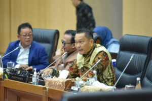 Ketua Komisi XII DPR RI Bambang Patijaya saat memimpin Rapat Dengar Pendapat Komisi XII DPR bersama Dirjen Mineral dan Batubara (Minerba) Kementerian ESDM di Gedung Nusantara I, Senayan, Jakarta, Senin (8/12/2025). Foto: Oji/vel.