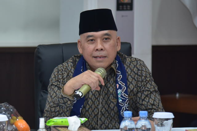 Anggota Komisi II DPR RI Heri Gunawan saat mengikuti pertemuan dengan Kepala Kantor Wilayah BPN Provinsi Banten serta Kepala Kantor Pertanahan Kota Tangerang Selatan beserta jajaran di Kantor BPN Tangsel, Jumat (5/12/2025). Foto: Oji/vel.
