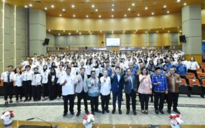 Sekjen DPR RI, Indra Iskandar, dalam foto bersama usai membuka Program Pemagangan Nasional Kemnaker RI Tahun 2025 di Kompleks Parlemen, Senayan, Senin (1/12/2025). Foto: Jaka/vel.