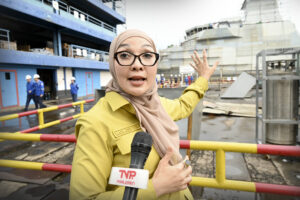 Anggota Komisi VII DPR RI, Erna Sari Dewi, saat diwawancarai usai melakukan kunjungan kerja ke PT PAL Indonesia (Persero) di Surabaya, Senin (8/12/2025). Foto: Mario/vel.