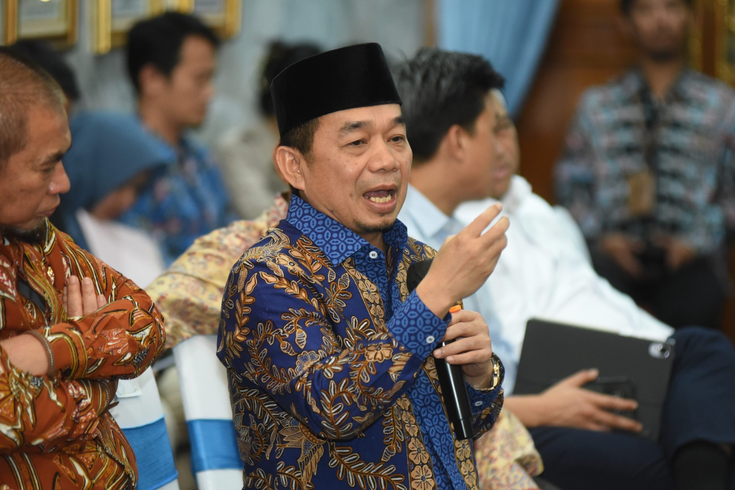 Anggota Komisi II DPR Jazuli Juwaini saat mengikuti pertemuan Tim Kunjungan Kerja Spesifik Komisi II DPR dengan Bupati Serang, di Serang, Banten, Selasa (2/12/2025). Foto: Jaka/vel.