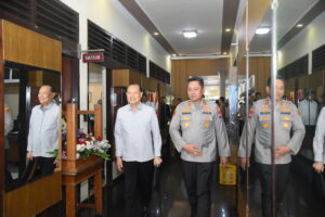 Wakil Ketua Mahkamah Kehormatan Dewan (MKD) Adang Daradjatun, saat memimpin pertemuan tim kunjungan kerja MKD DPR RI dengan Kapolres Malang beserta jajaran di Malang, Jawa Timur, Rabu (3/12/2025). Foto : Arief/Andri.