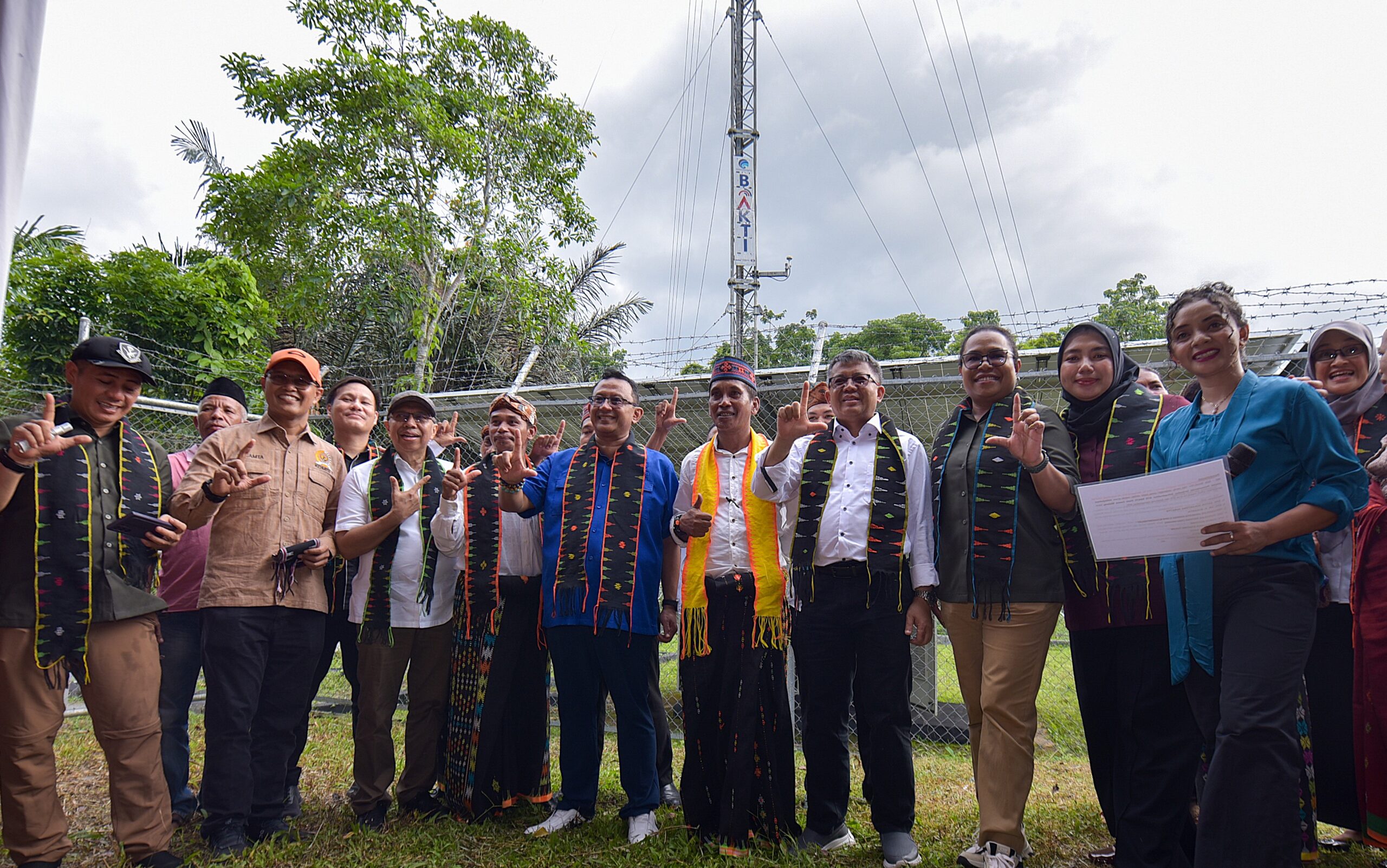 Wakil Ketua Komisi I DPR RI Anton Sukartono Suratto saat meninjau BTS, layanan fiber optik, dan pemanfaatan Satelit Satria-1 di Desa Cunca Wulang, Kecamatan Mbeliling, Kabupaten Manggarai Barat, NTT, Kamis (27/11/2025). Foto : Eno/Andri