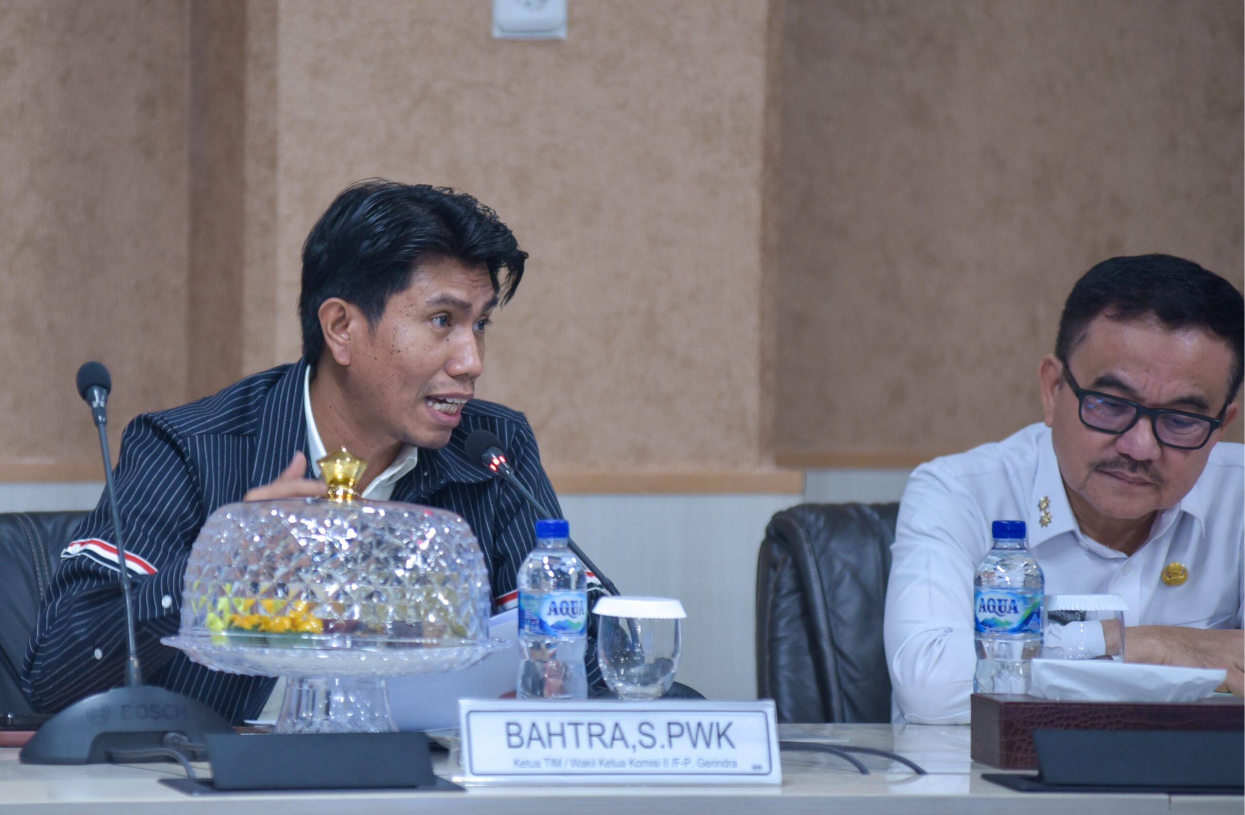 Wakil Ketua Komisi II DPR RI, Bahtra, memimpin kunjungan kerja (kunker) reses ke Kantor Bank Sulselbar, Makassar, Sulawesi Selatan, Rabu (10/12/2025). Foto : Eno/Andri.