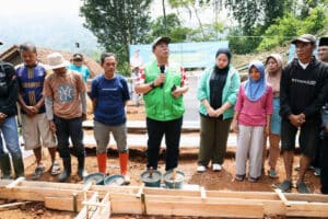 Wakil Ketua DPR RI, Cucun Ahmad Syamsurijal, saat peletakan batu pertama pembangunan rumah relokasi warga korban longsor di Desa Wargaluyu, Kecamatan Arjasari, Kabupaten Bandung, Jawa Barat, Kamis (25/12/2025). Foto: Tonda/Karisma.