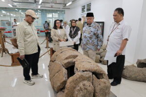 Anggota Komisi X DPR RI Habib Syarief Muhammad saat melakukan kunjungan kerja langsung ke Kawasan Sains dan Teknologi (KST) Ir. Soekarno, Cibinong, Kabupaten Bogor, Jawa Barat, Rabu (3/12/2025). Foto : Andri/Han.