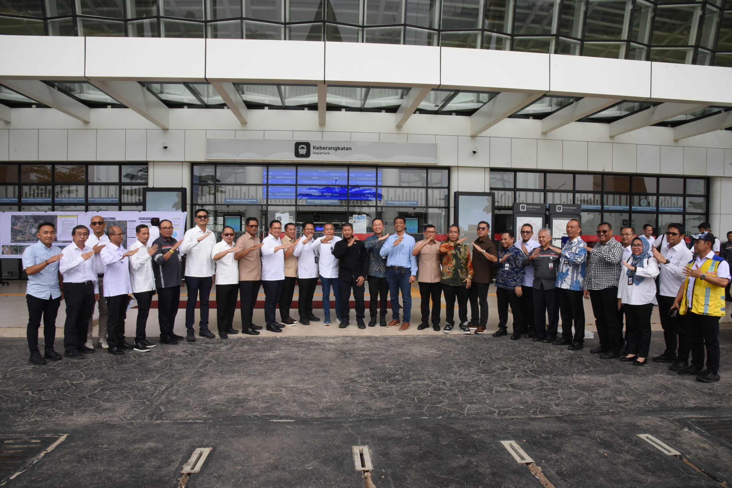 Wakil Ketua Komisi V DPR, Roberth Rouw melakukan Kunjungan Kerja Spesifik ke Stasiun Kereta Cepat Karawang, Kamis (27/11), untuk meninjau perkembangan aksesibilitas dan kesiapan infrastruktur pendukung PSN Kereta Cepat. Foto : Qq/Andri