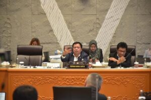 Ketua Komisi V DPR RI, Lasarus saat memimpin Rapat Kerja dan RDP bersama Menteri Pekerjaan Umum, Menteri Perhubungan, Kepala BMKG dan Kepala BNPP, Senin (8/12/2025). Foto: Oji/vel.