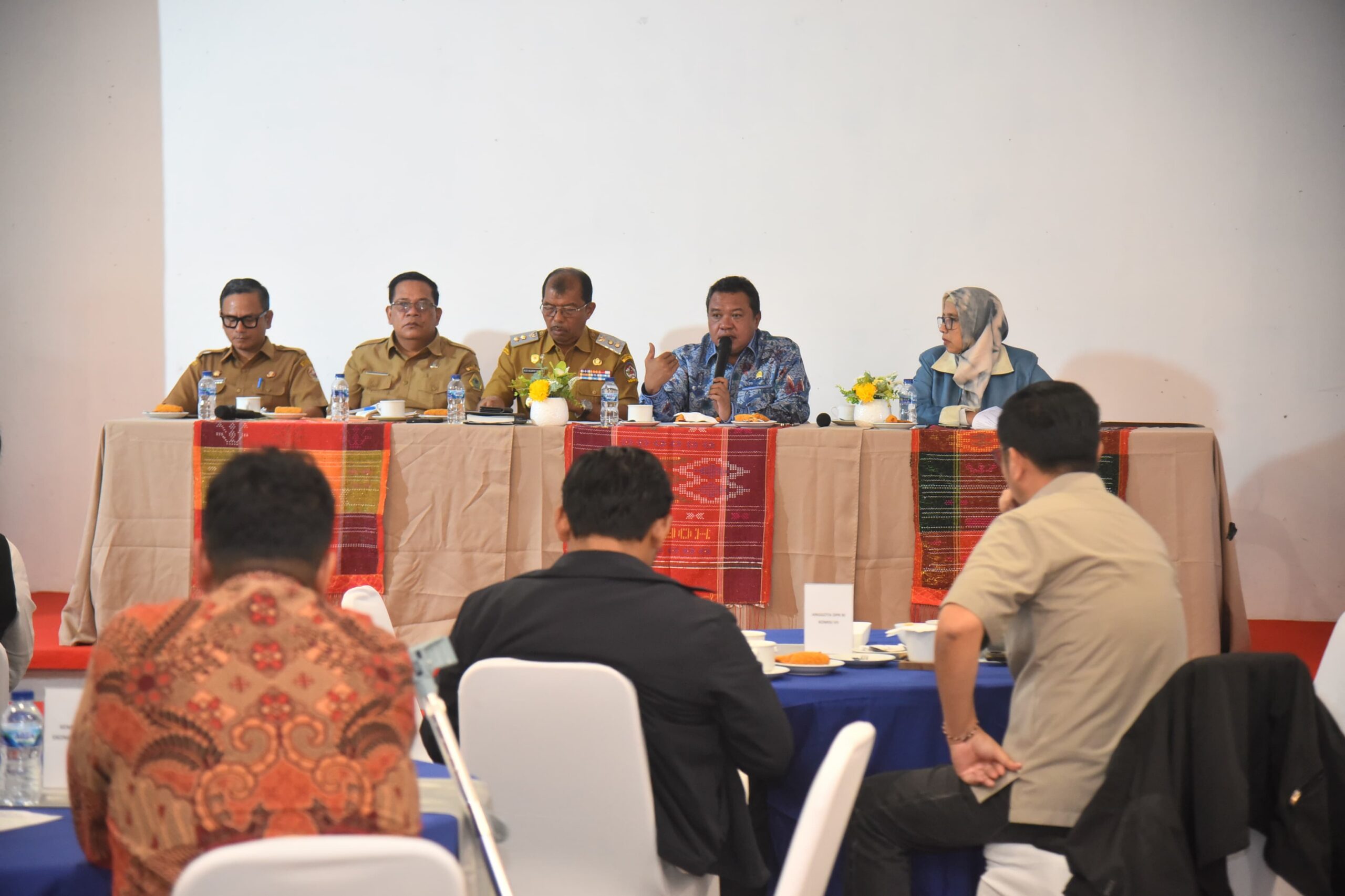 Wakil Ketua Komisi VII DPR RI Lamhot Sinaga saat memimpin Kunjungan Kerja Spesifik di Kawasan Danau Toba, Provinsi Sumatera Utara, Senin (1/12/2025). Foto: Dep/vel.