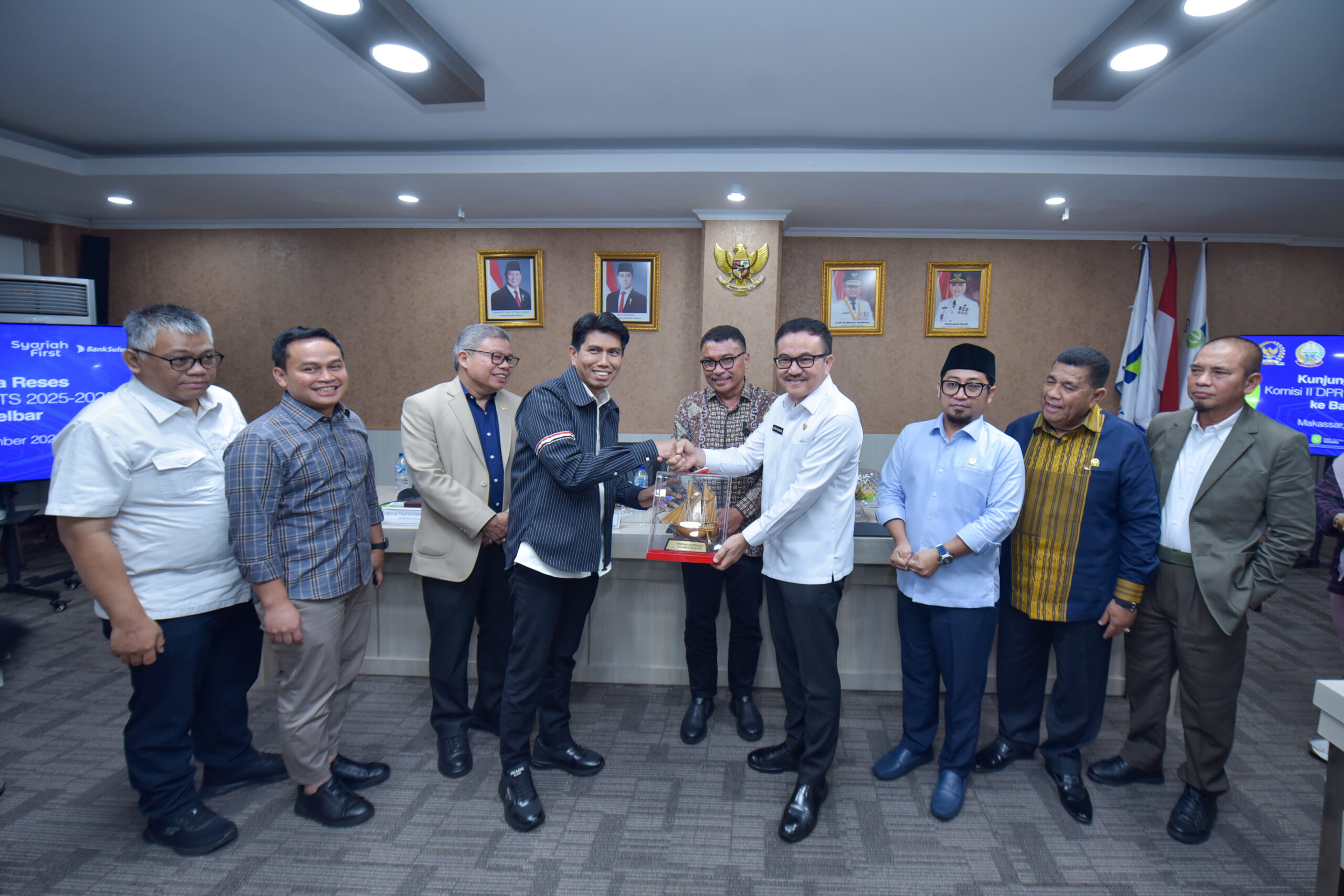 Wakil Ketua Komisi II DPR RI, Bahtra, memimpin kunjungan kerja (kunker) reses ke Kantor Bank Sulselbar, Makassar, Sulawesi Selatan, Rabu (10/12/2025). Foto : Eno/Andri.