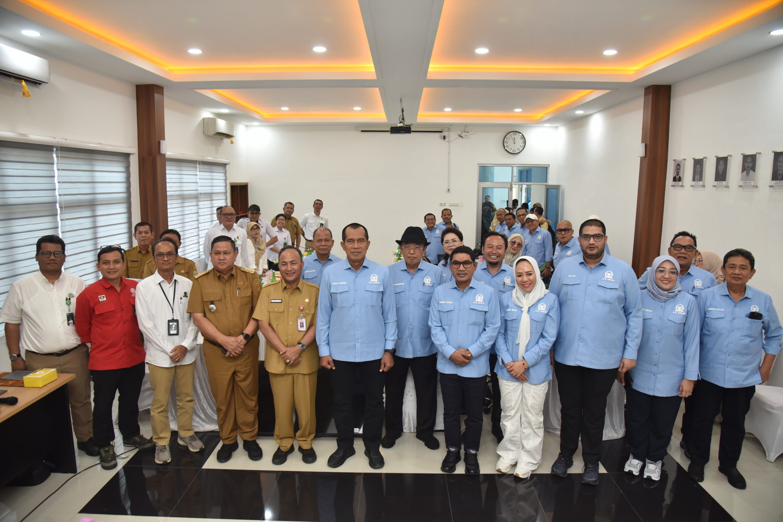 Ketua Panja RUU Kehutanan Komisi IV DPR RI Abdul Kharis Almasyhari usai memimpin rapat Kunjungan Kerja Panja RUU Kehutanan Komisi IV DPR RI di Kantor BPKH II Palembang, Kota Palembang, Provinsi Sumatera Selatan, Selasa (2/12/2025). Foto : Aas/Andri.