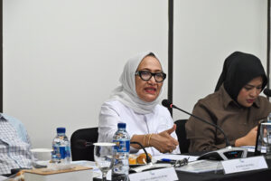 Anggota Komisi XI DPR RI Anna Mu’awanah saat pertemuan usai meninjau aktivitas Pelabuhan Padang Bai dalam rangka Kunjungan Spesifik Komisi XI DPR RI ke Tabanan, Bali, Sabtu (6/12/2025). Foto: Rizki/vel.