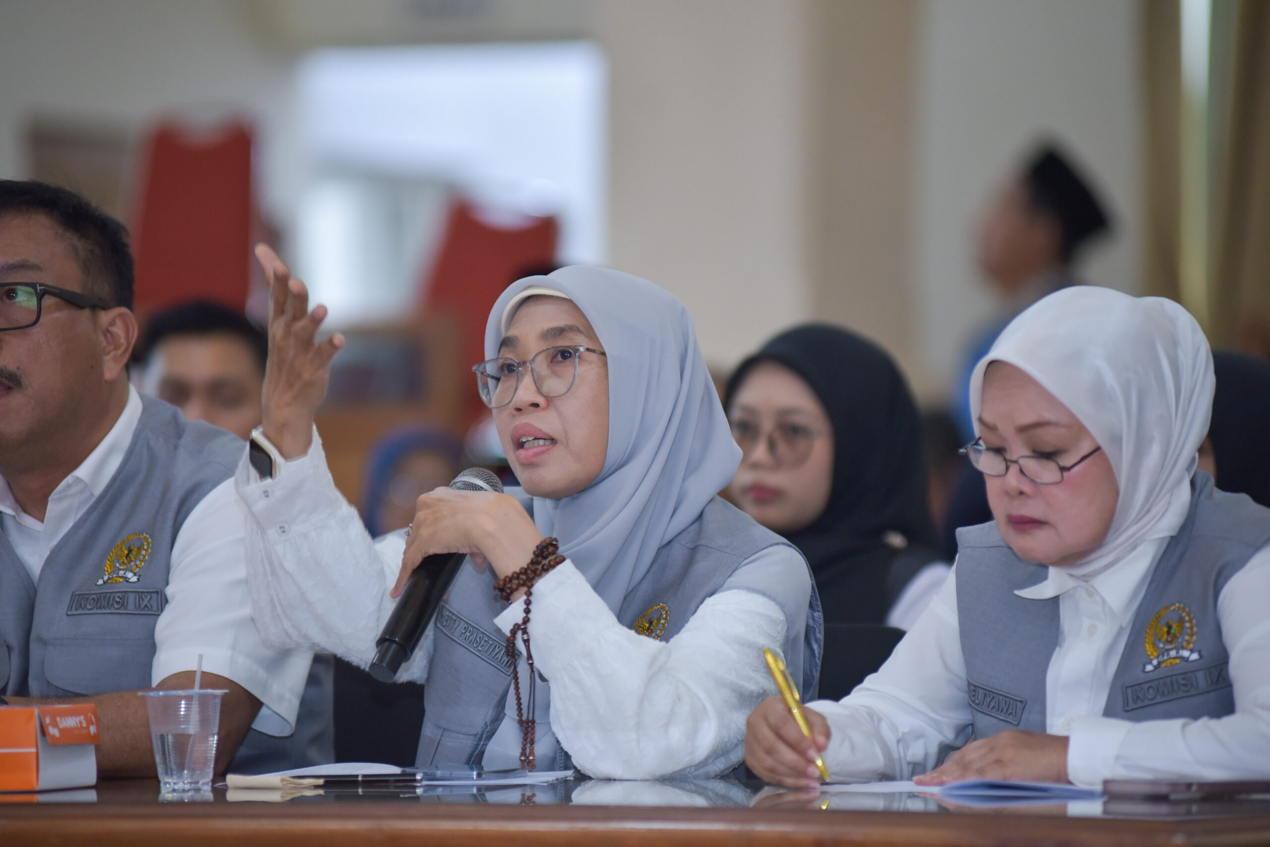 Anggota Komisi IX DPR RI Netty Prasetiyani saat mengikuti RDP Komisi IX DPR RI di Kantor Bupati Cirebon, Senin (1/12/2025). Foto: Eno/vel.