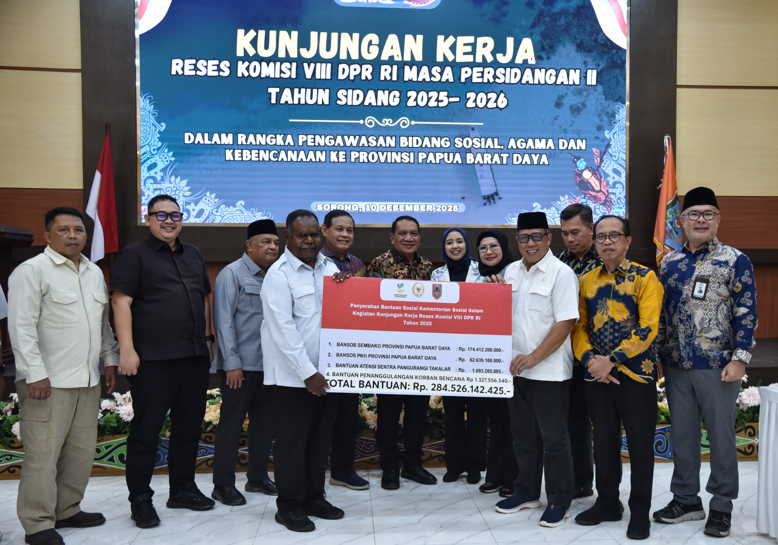 Anggota Komisi VIII DPR, Aprozi Alam, bersama tim saat penyerahan bantuan sosial di Sorong, Papua Barat Daya pada Rabu (10/12/2025). Foto: Safitri/vel.