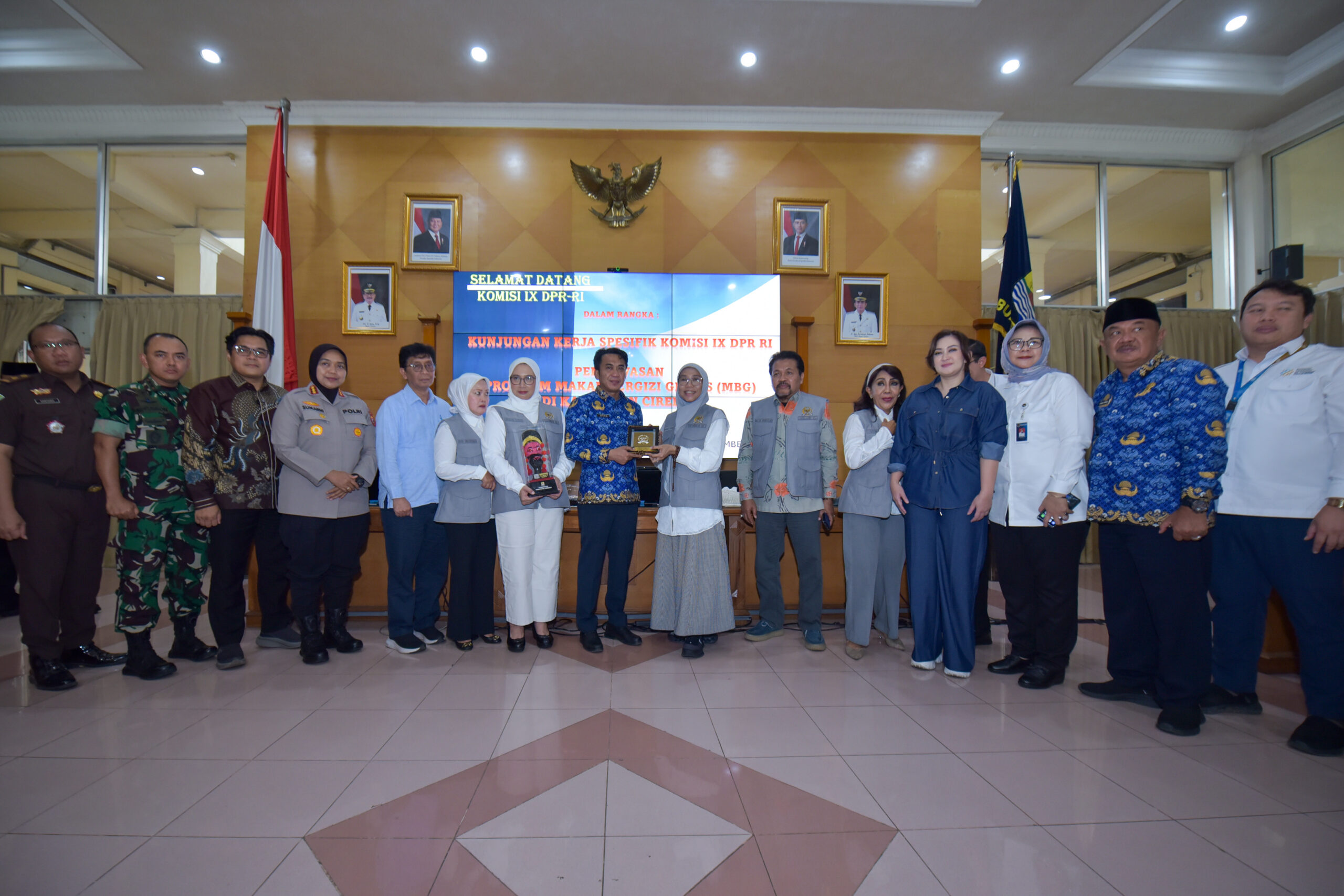 Anggota Komisi IX DPR RI, Netty Prasetiyani, saat bertukar cenderamata usai mengikuti kunjungan kerja spesifik Komisi IX DPR RI ke Kantor Bupati Cirebon, Jawa Barat, Senin (1/12/2025). Foto: Eno/vel.