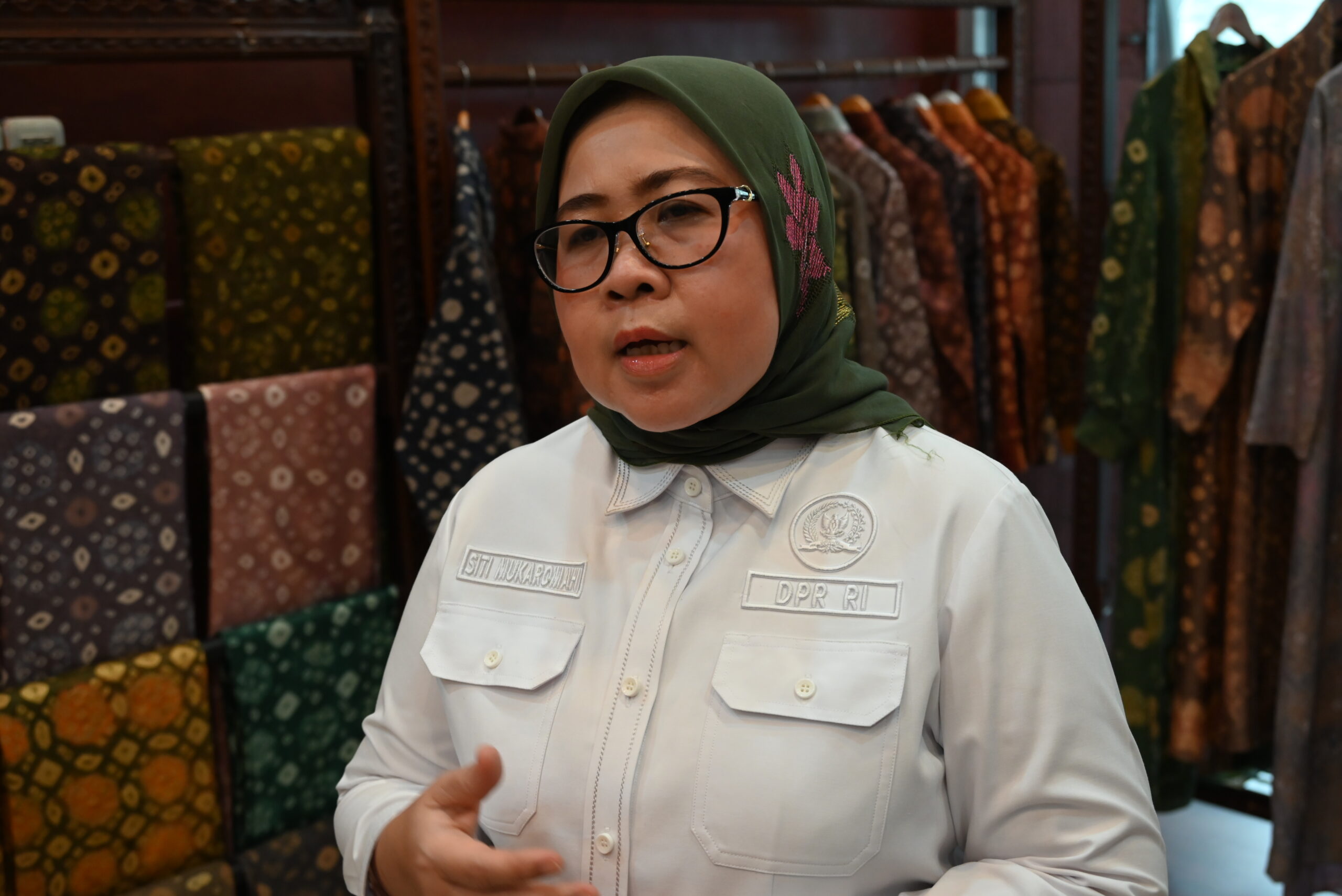 Anggota Komisi VII DPR RI, Siti Mukaromah, saat mengikuti kunjungan kerja ke Sentra Songket Tuan Kentang, Palembang, untuk melihat langsung aktivitas para pengrajin, Selasa (2/12/2025). Foto: Yoga/vel.