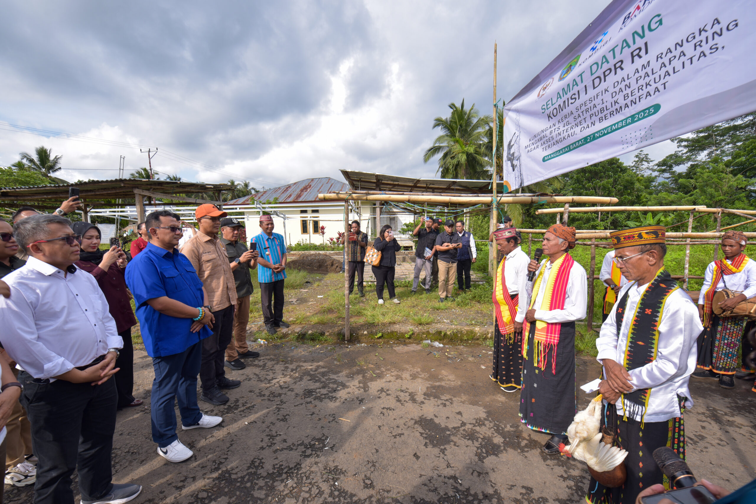 Ketua Tim Kunspek Komisi I DPR RI, Anton Sukartono Suratto dalam kunjungan ke Desa Cunca Wulang, Manggarai Barat, NTT, Kamis (27/11/2025). Foto : Eno/Andri