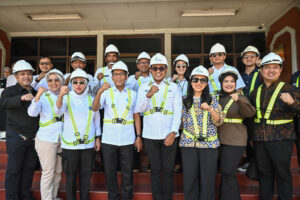 Anggota Komisi XI DPR RI Anna Mu’awanah saat meninjau aktivitas Pelabuhan Padang Bai dalam rangka Kunjungan Spesifik Komisi XI DPR RI ke Tabanan, Bali, Sabtu (6/12/2025). Foto: Rizki/vel.