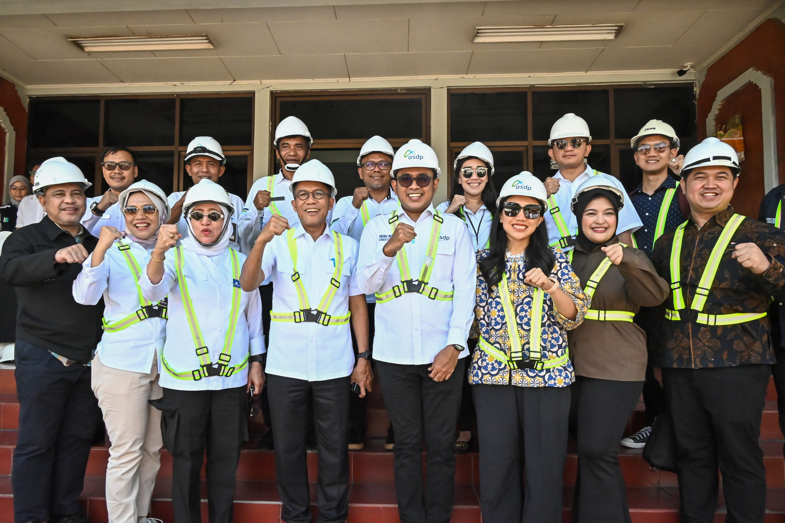 Anggota Komisi XI DPR RI Anna Mu’awanah saat meninjau aktivitas Pelabuhan Padang Bai dalam rangka Kunjungan Spesifik Komisi XI DPR RI ke Tabanan, Bali, Sabtu (6/12/2025). Foto: Rizki/vel.