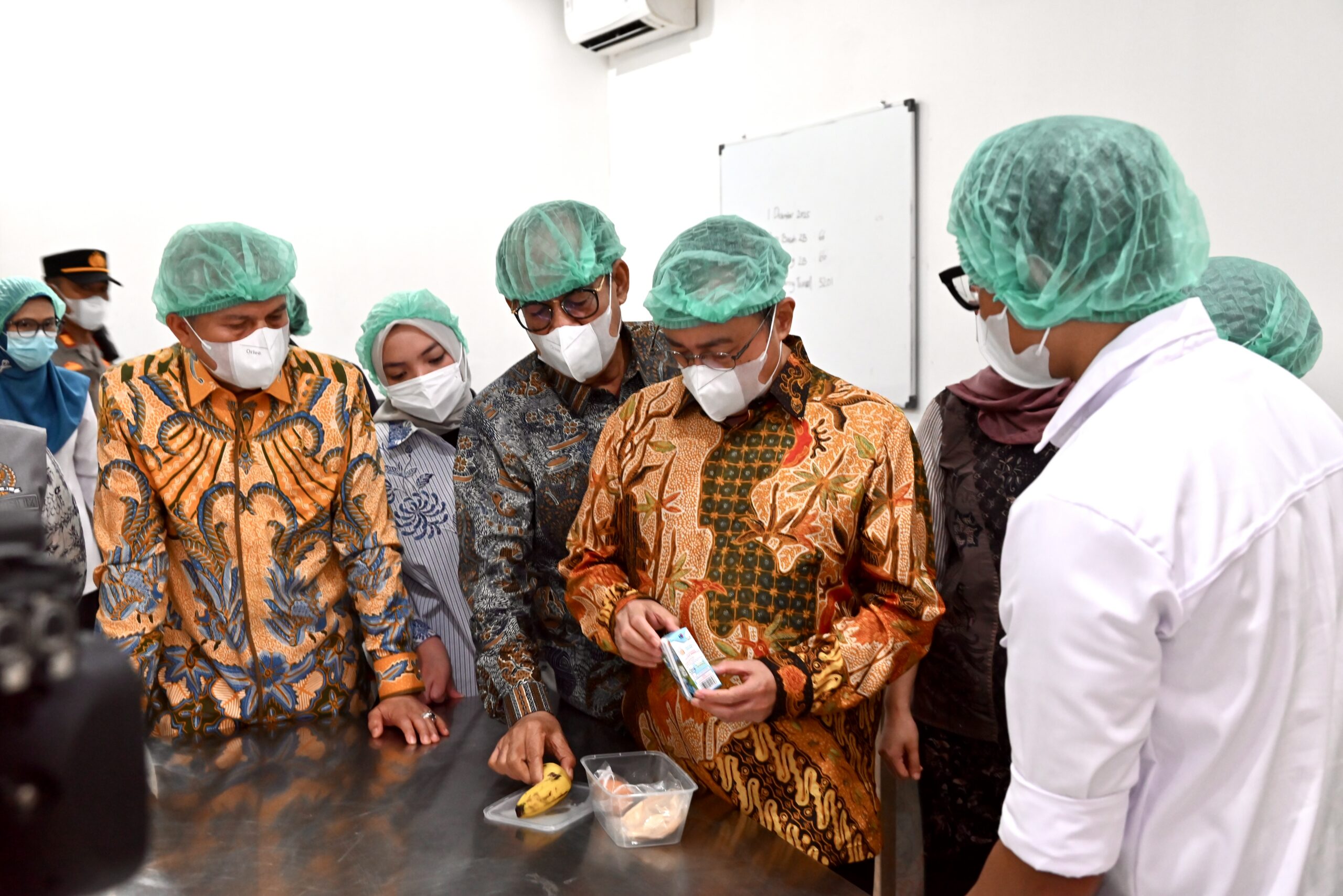 Wakil Ketua Komisi IX DPR RI, Yahya Zaini, bersama tim saat meninjau kualitas makanan program MBG ke SPPG, Parung Serab, Tangerang, Senin (1/12/2025). Foto: Adi/vel.