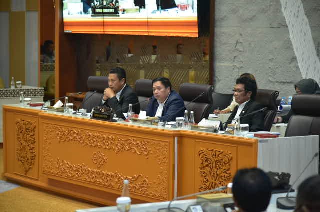 Ketua Komisi V DPR RI, Lasarus, saat memimpin Rapat Kerja dengan Menteri Perhubungan, Menteri Pekerjaan Umum, Kepala BMKG, Kepala Basarnas di Senayan. Foto: Oji/vel.