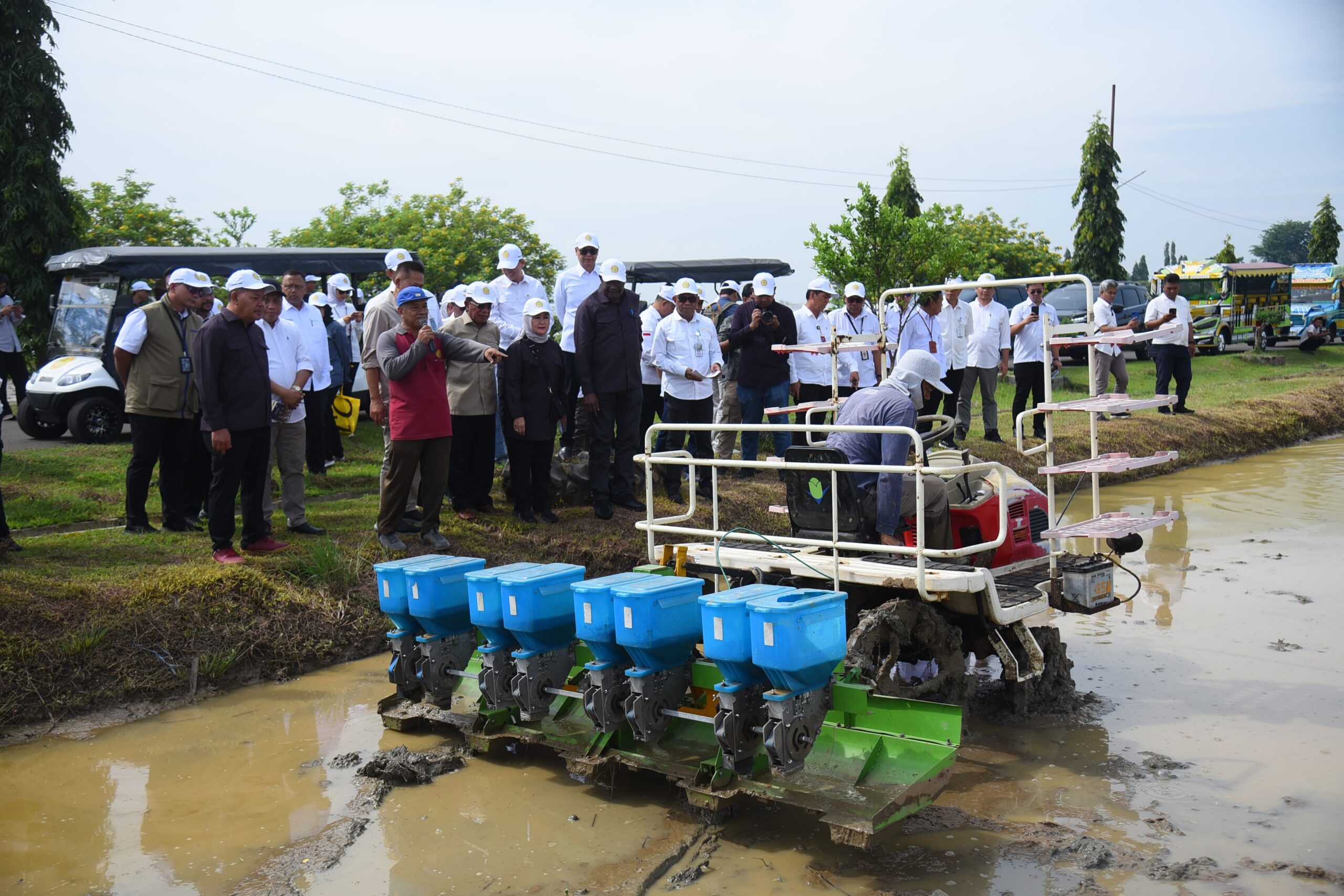 Wakil Ketua Komisi IV DPR Panggah Susanto, bersama tim saat melakukan kunjungan kerja di BRMP Padi Sukamandi, Subang, Jawa Barat, Sabtu (6/12/2025). Foto: Dep/vel.