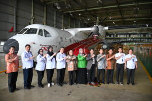 Tim Kunjungan Kerja Komisi VII DPR RI berfoto bersama usai tinjauan ke PT Dirgantara Indonesia (PTDI) di Bandung, Senin (8/12/2025). Foto: Estu/vel.