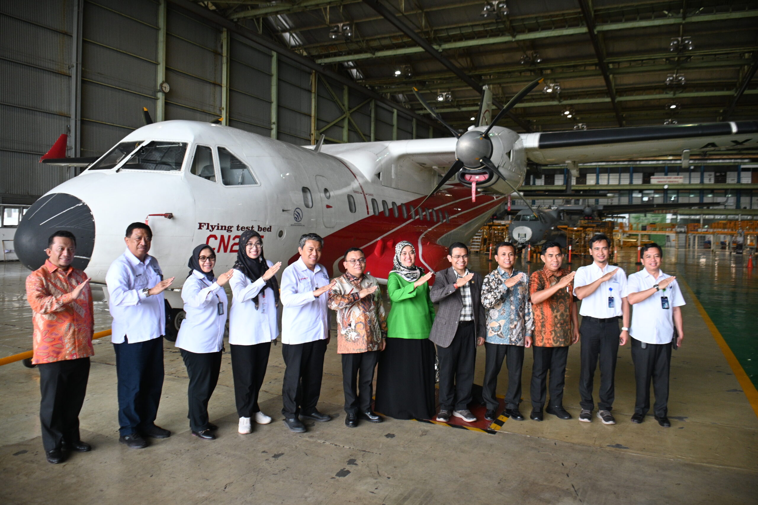 Tim Kunjungan Kerja Komisi VII DPR RI berfoto bersama usai tinjauan ke PT Dirgantara Indonesia (PTDI) di Bandung, Senin (8/12/2025). Foto: Estu/vel.